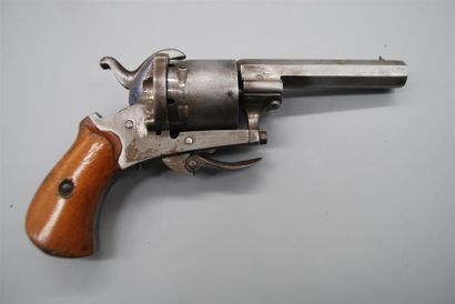REVOLVER à broche, sans baguette.