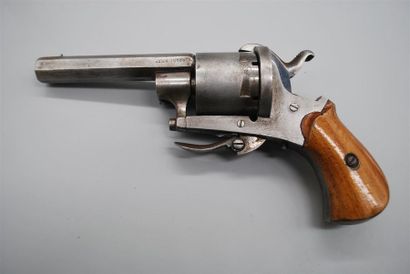 REVOLVER à broche, sans baguette.