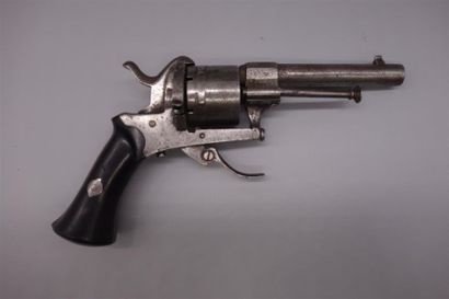 REVOLVER à broche, à baguette ouvragée.
