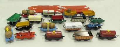 HORNBY pour HACHETTE. Lot de dix-huit wagons...