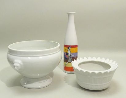 Lot de trois pièces en porcelaine, comprenant...