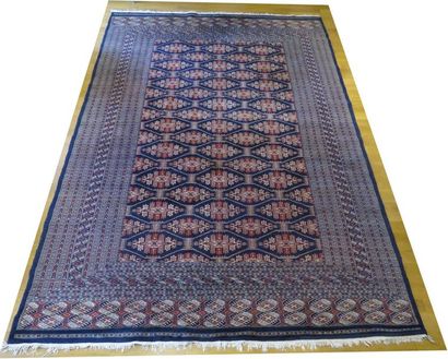 Tapis en laine. Ière moitié du Xxème siècle....