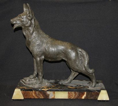 Chien loup aux aguêts. Sculpture en régule....