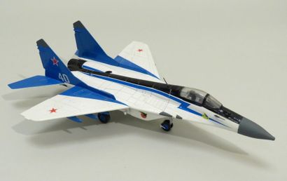 Avion de combat en métal et plastique 