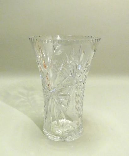 Important vase en cristal à décor taillé,...