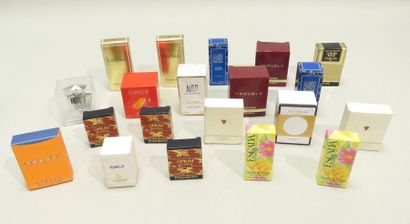 Lot de 20 miniatures avec boîtes et Parfum...