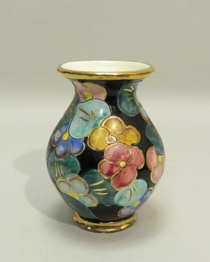 VALLURIS. Vase en faïence polychrome et dorée...