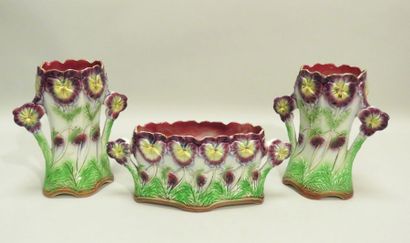 ONNAING. Jardinière et sa garniture en barbotine...