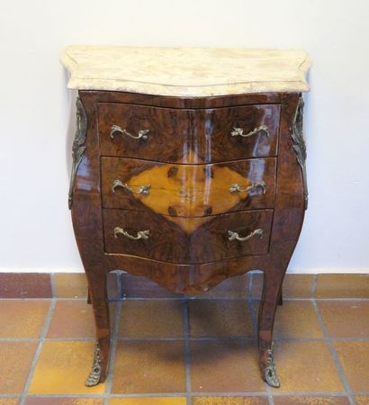 Ravissante petite commode à façade galbée,...
