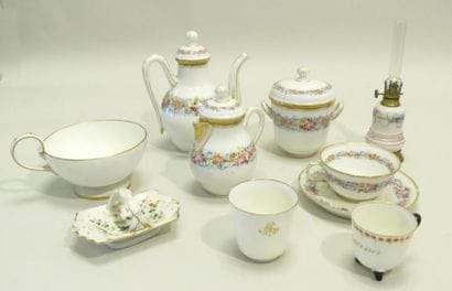 Lot de dix pièces en porcelaine dont un service...