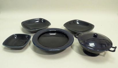 SèVRES. Lot de cinq pièces, en porcelaine...