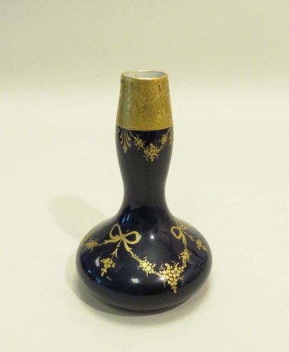 SEVESTRE, Limoges. Vase soliflore en porcelaine...