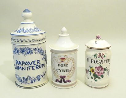 Lot de trois pots pharmaceutique en porcelaine/faïence....