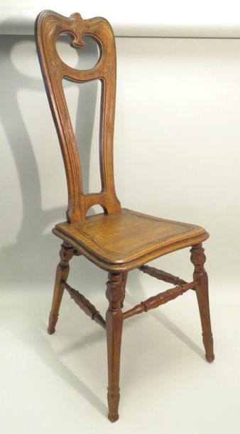 Chaise en bois naturel mouluré à décor végétal...
