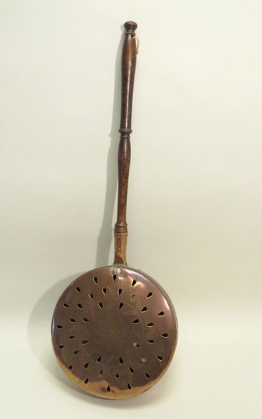 Bassinoire en cuivre à motifs gravés, le...