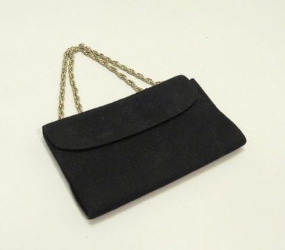 Petit sac de soirée en tissus et métal. 47...