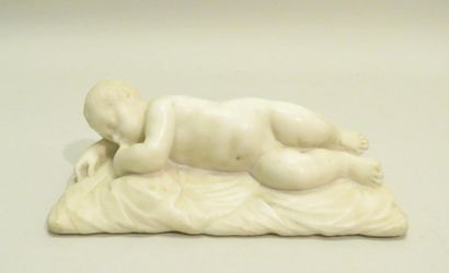 L'enfant endormi, suçant son pouce. Sculpture...