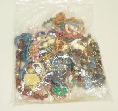 Important lot de bijoux fantaisies (colliers...