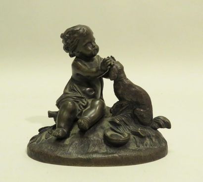 L'enfant carresssant son chien. Petit groupe...