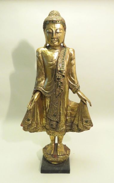 Bouddha debout en bois sculpté et doré, avec...