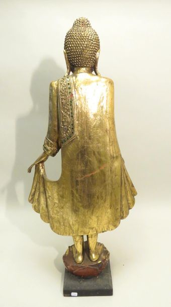 Bouddha debout en bois sculpté et doré, avec...