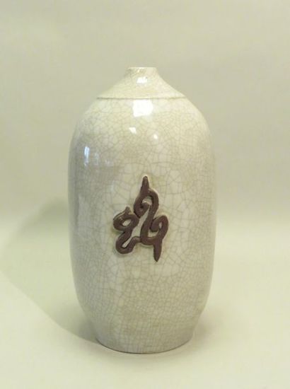 Grand vase oblong en faïence émaillée sur...