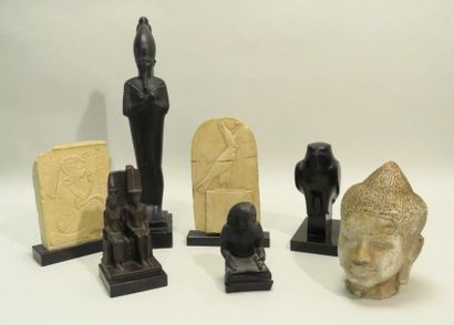 Lot de sept reproductions de musées en résine....