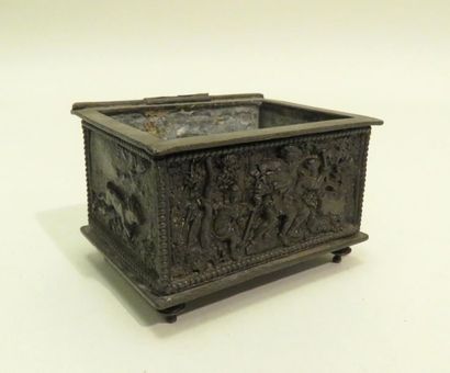Petit coffret en métal à décor cynégétique...