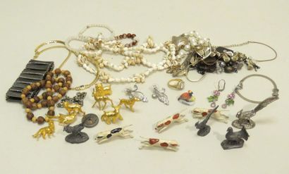 Petit lot d'objets divers (bijoux fantaisies,...