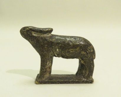 Curieux lapin ou lièvre en bronze à patine...