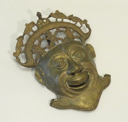 Importantmasque en bronze doré. Cameroun,...