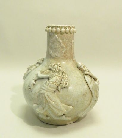 Vase en faïence émaillée beige à craquelures...