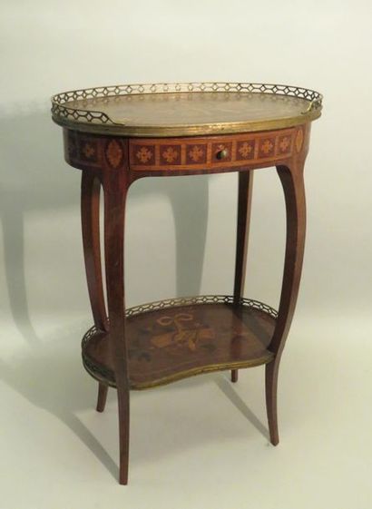 Table d'appoint ovale en bois à décor marqueté...