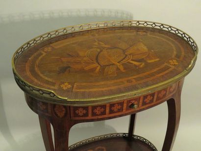 Table d'appoint ovale en bois à décor marqueté...