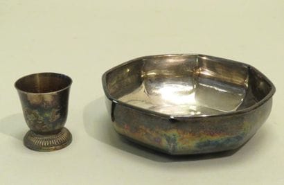 Lot de deux pièces en métal argenté (1 coquetier...