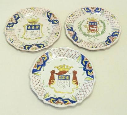 Lot de trois assiettes en faïence à décor...