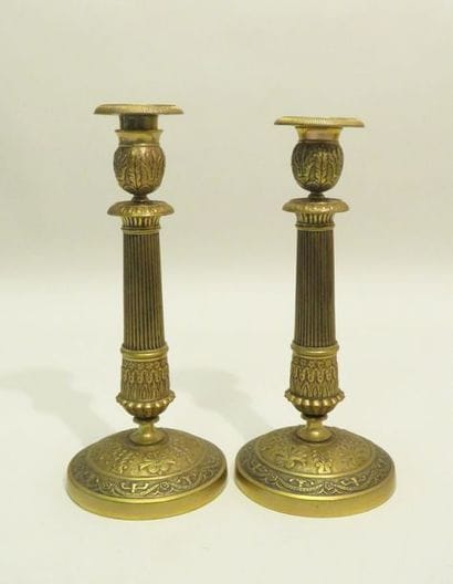 Paire de bougeoirs en laiton. Xxème siècle....