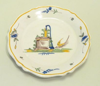 Assiette en faïence de NEVERS, à décor polychrome...