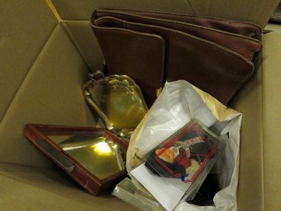 Lot d'objets divers en vrac (1 carton).