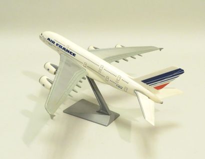 AIRCRAFT MODELS. Maquette en plastique AIRBUS...
