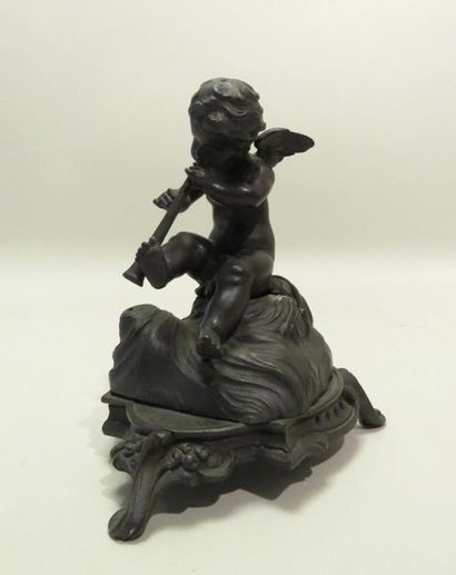 Amour à la flûte. Epreuve en bronze à patine...