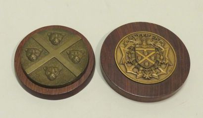 Lot de deux bas-relief/médailles en bronze...