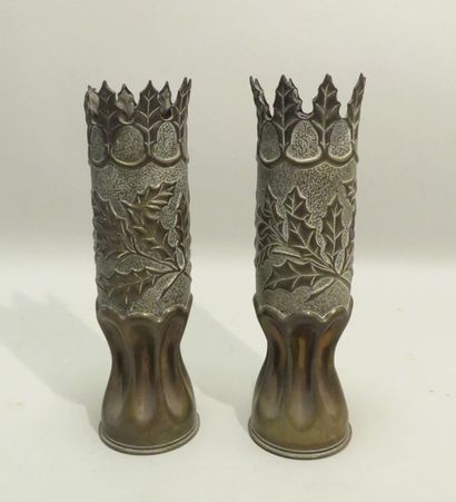 Paire d'obus formant vases à décor de chardons....