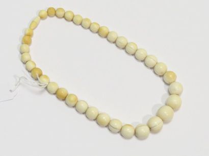 Collier en perles d'ivoire de belles patines...