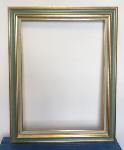 Cadre en bois doré et laqué vert. XXème siècle....