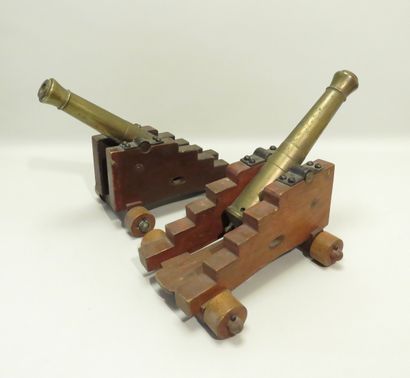 Paire de canons de fête. 
En bronze, tulipés...