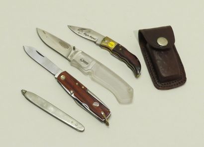 Lot de trois couteaux de poche :
-Petit couteau...