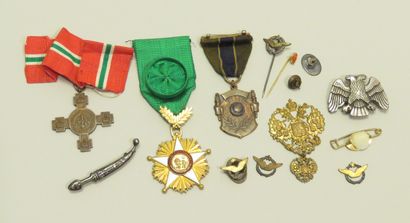 Divers pays.
Ensemble de douze pièces : 
Croix...