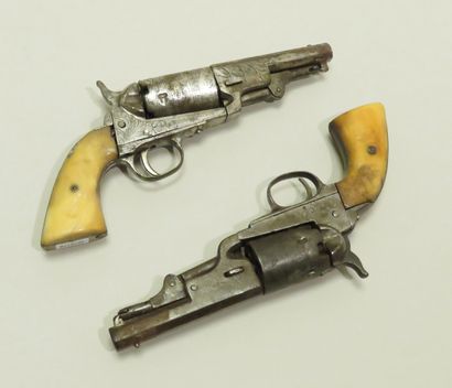 Deux revolvers de style Colt, six coups,...