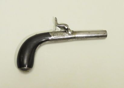 Pistolet à coffre à percussion.
Canon rond...